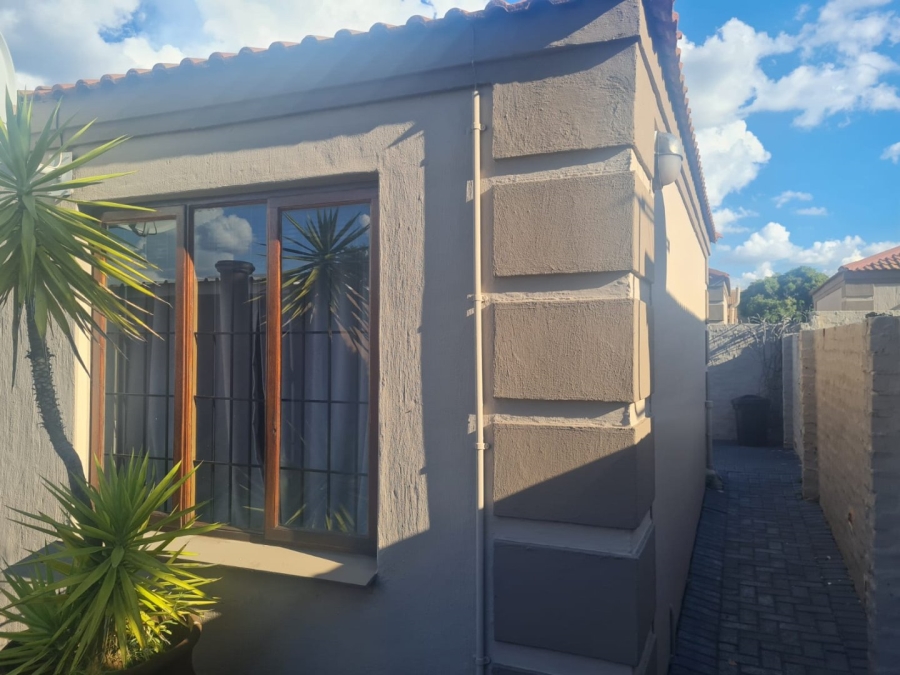 2 Bedroom Property for Sale in Langenhovenpark Free State